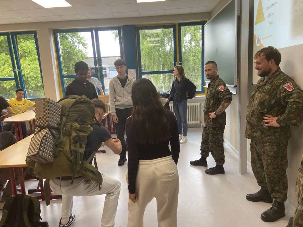 D’Arméi op Visitt bei eisen 5AD-5G-Schüler